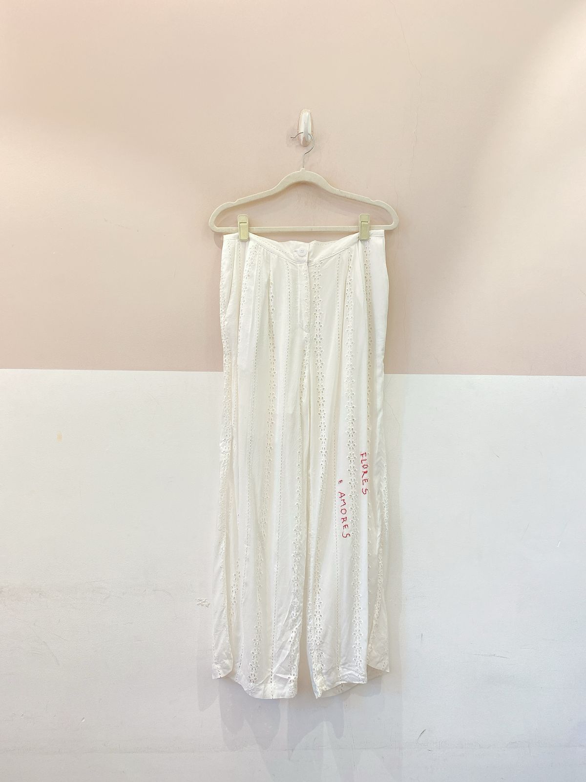 Calça branca laise bordada EVE G