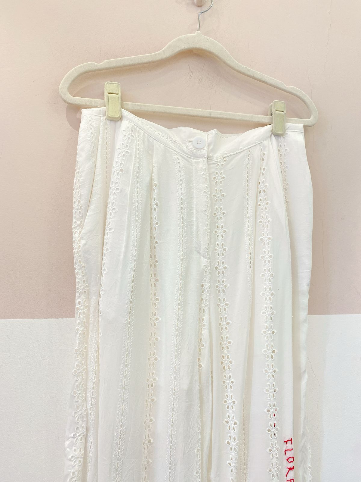 Calça branca laise bordada EVE G