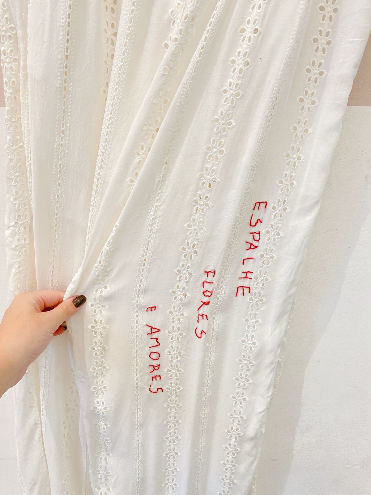 Calça branca laise bordada EVE G