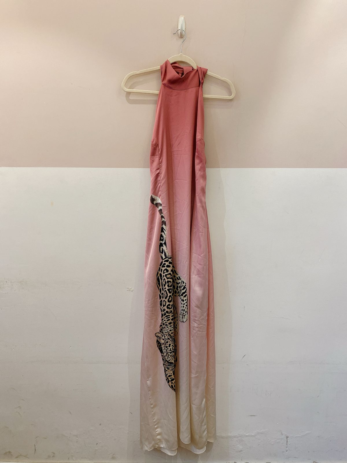 Vestido midi acetinado onça TiG 44