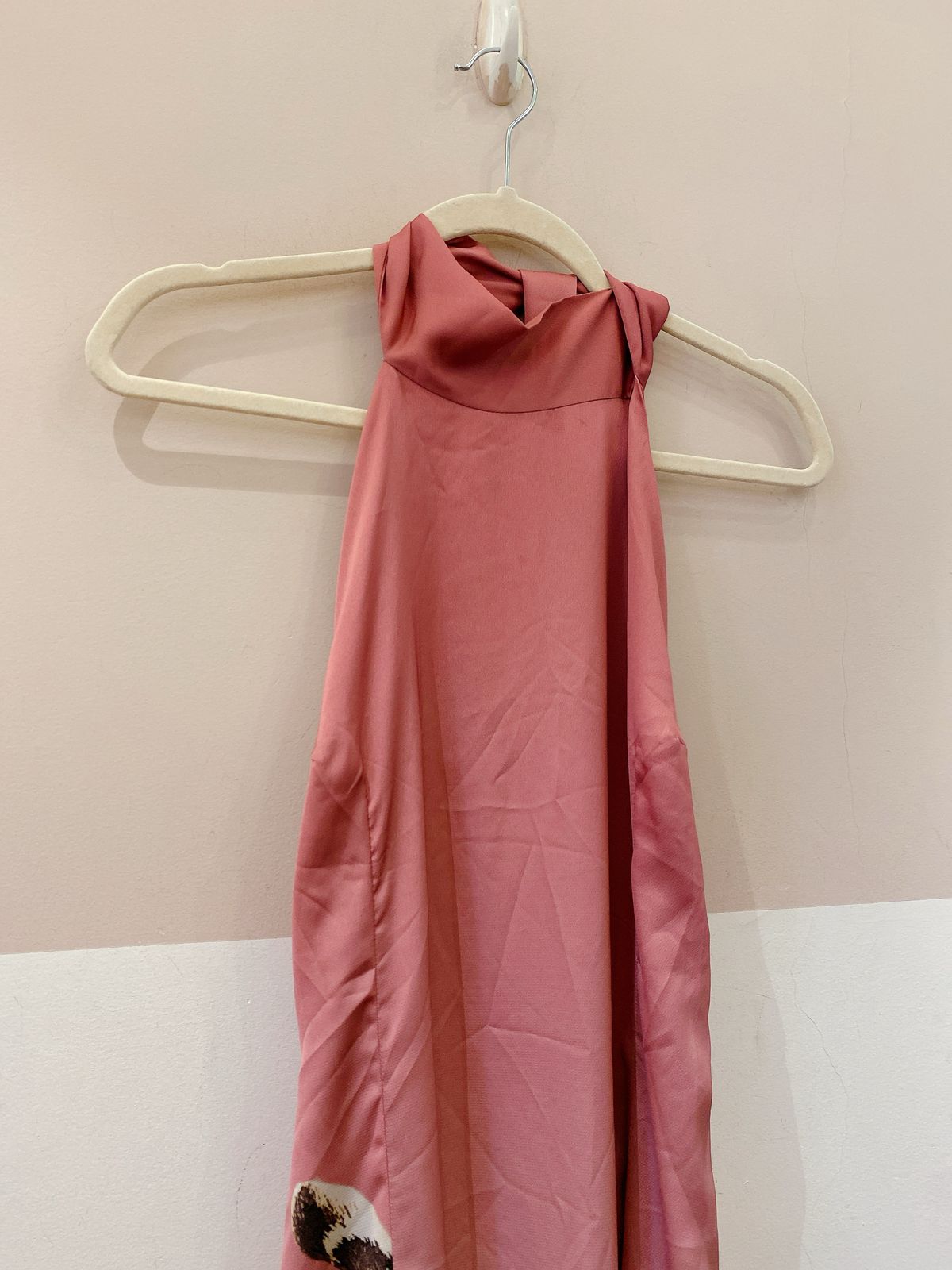 Vestido midi acetinado onça TiG 44