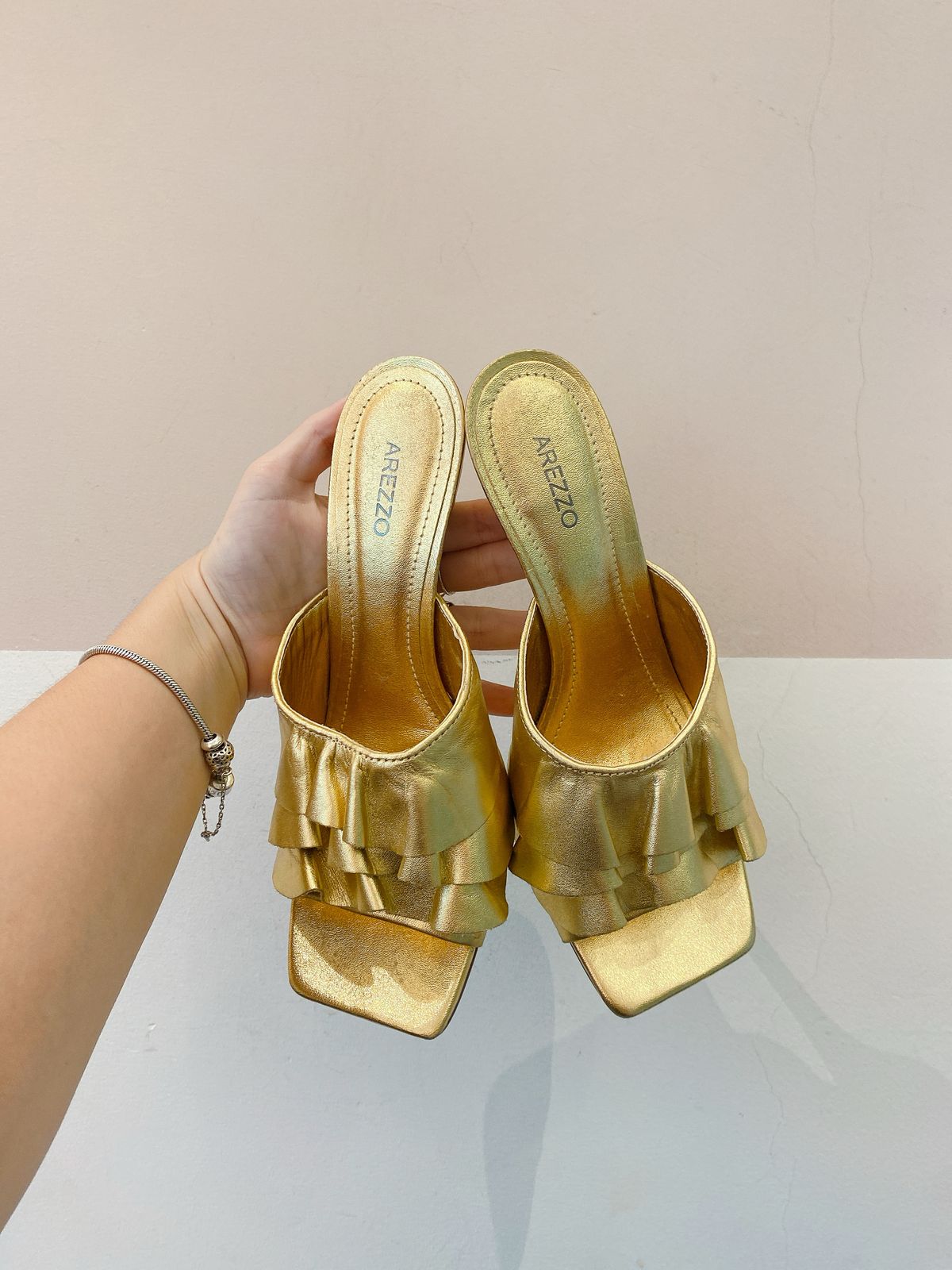 Tamanco dourado Arezzo 37