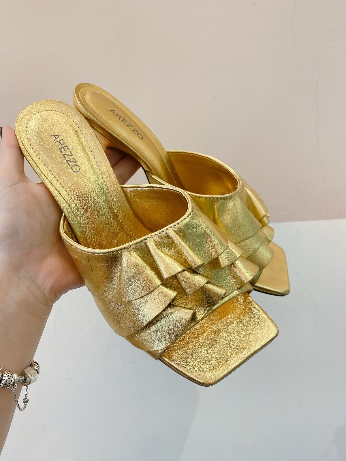 Tamanco dourado Arezzo 37