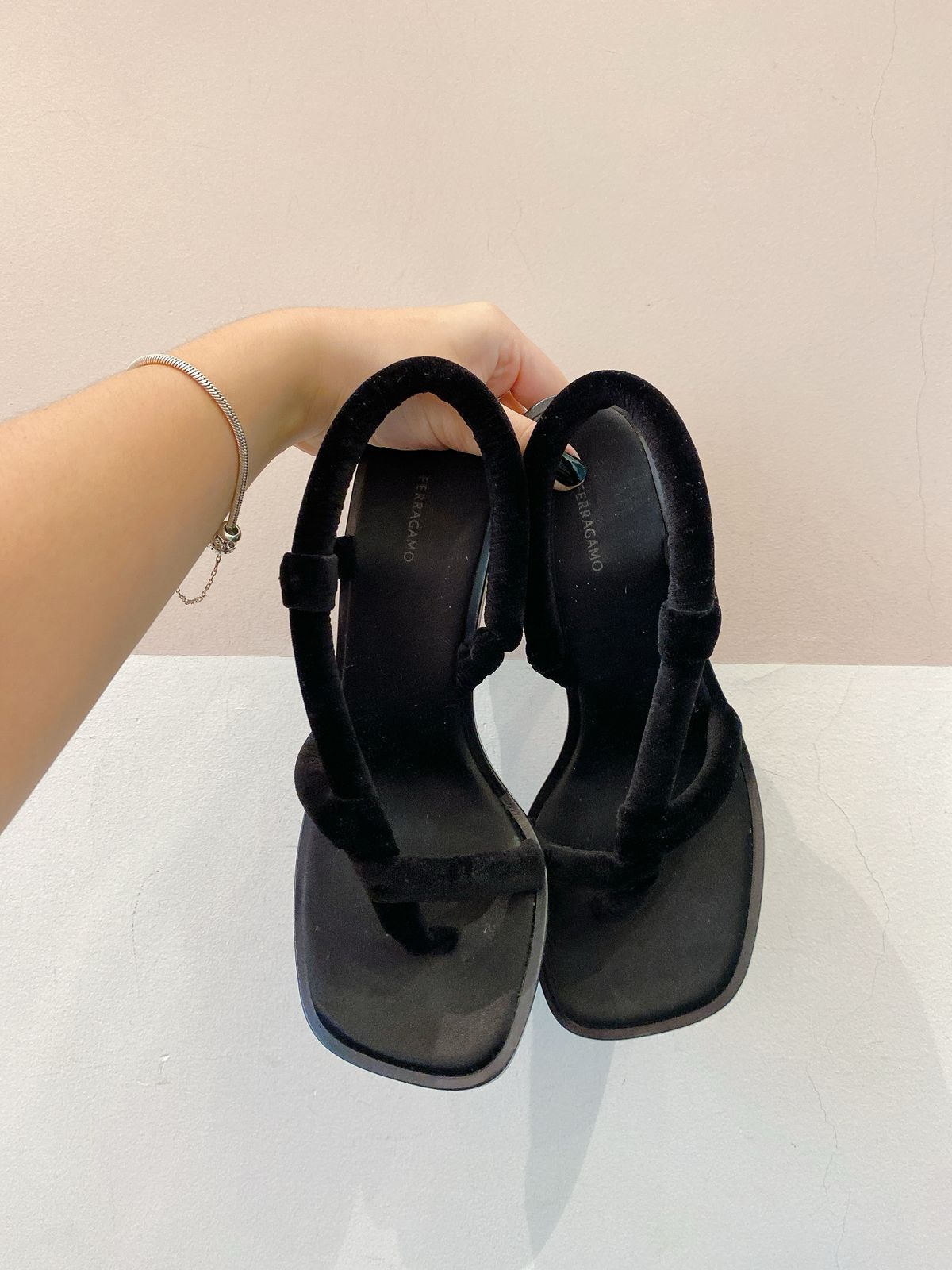 Sandália preta Ferragamo 37