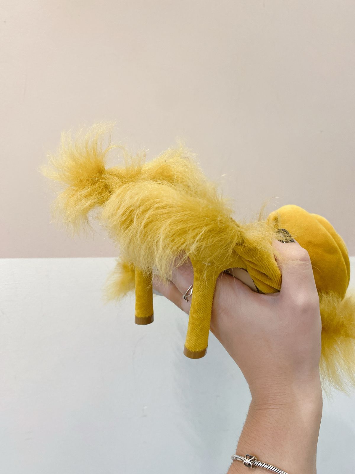 Sandália mostarda flor Burberry 37