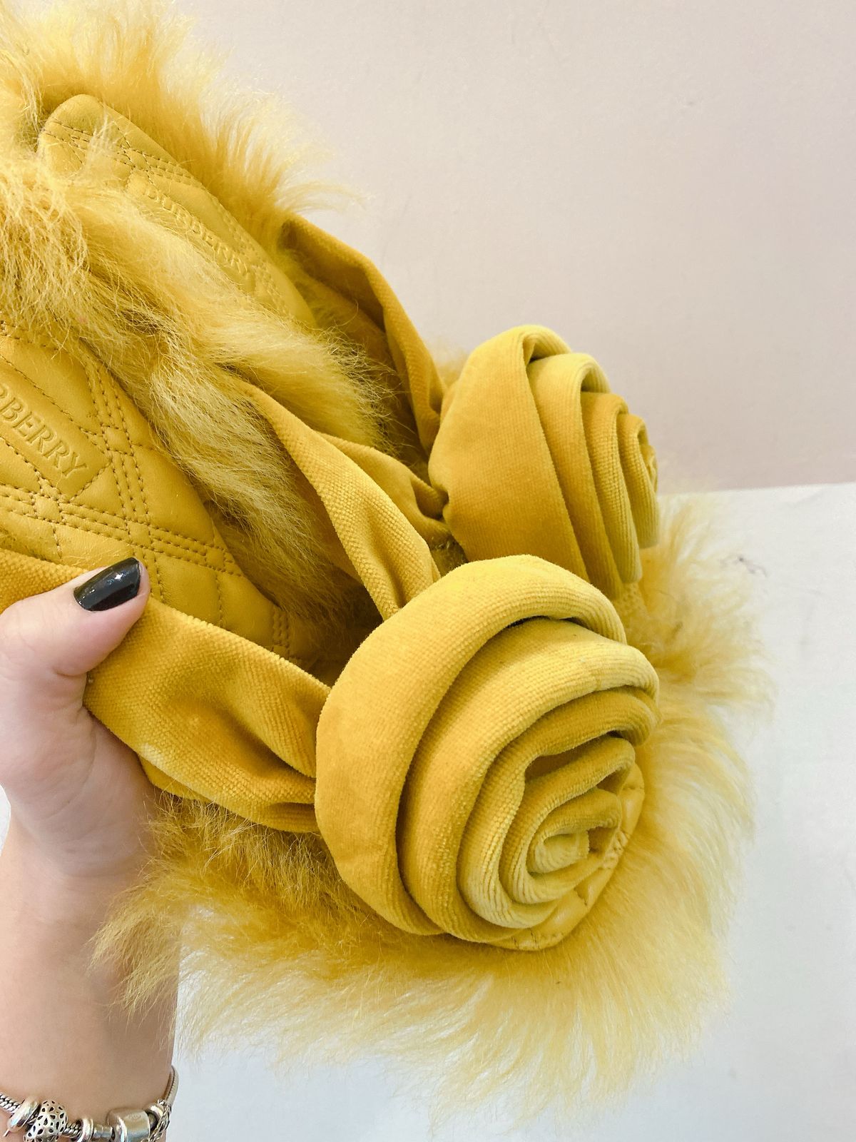 Sandália mostarda flor Burberry 37