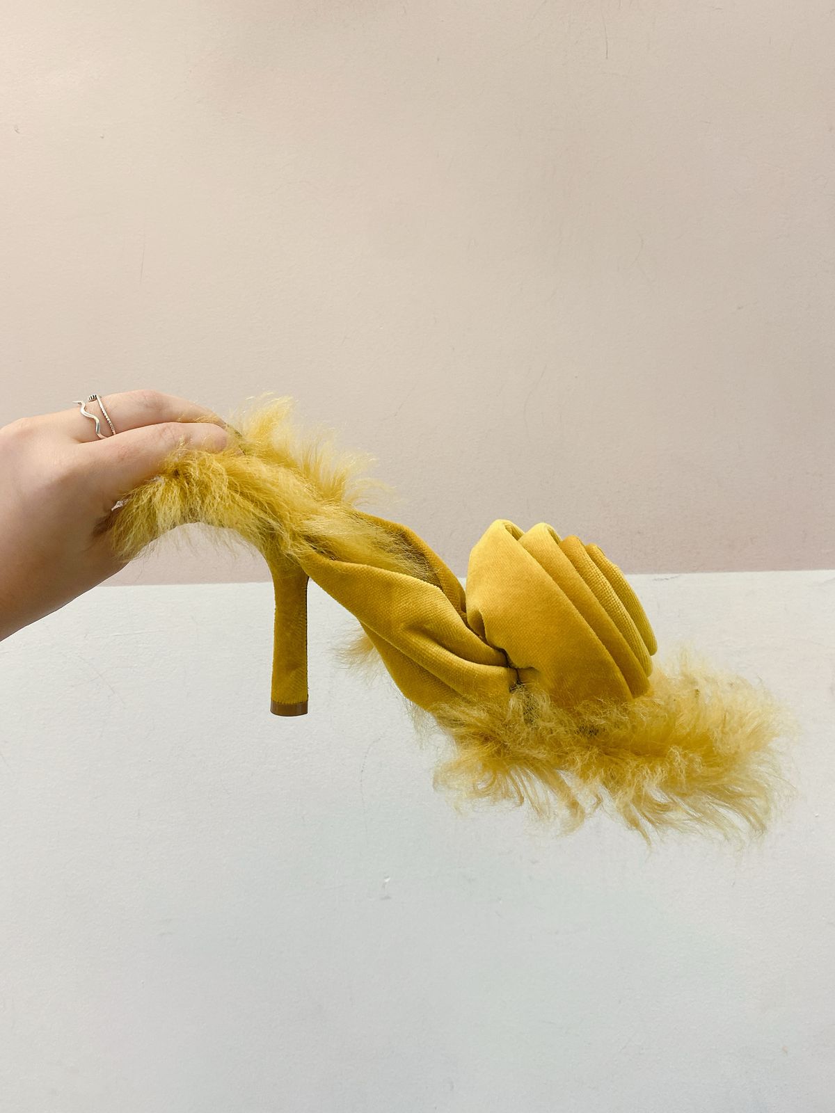 Sandália mostarda flor Burberry 37