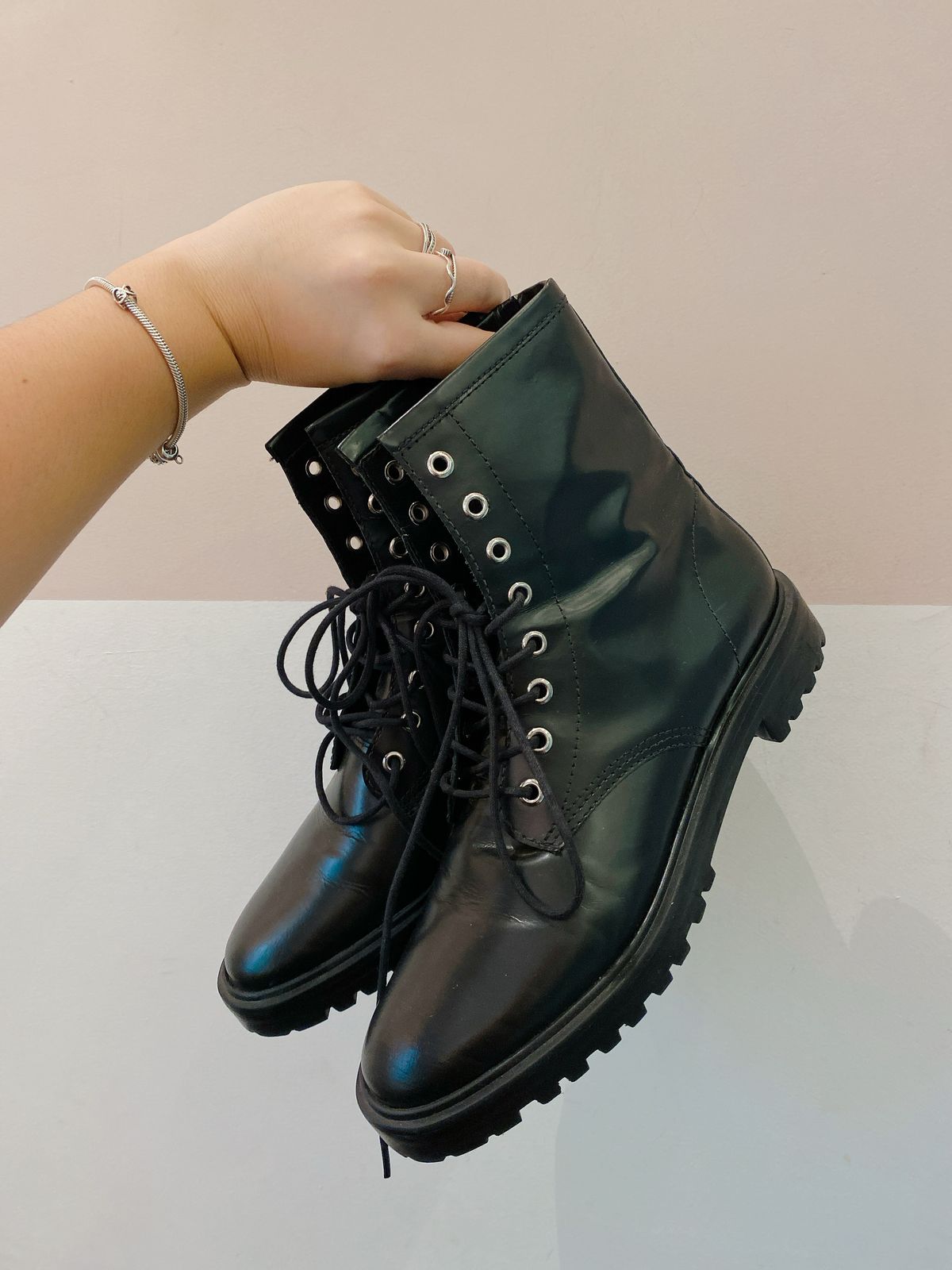 Coturno preto Schutz 36