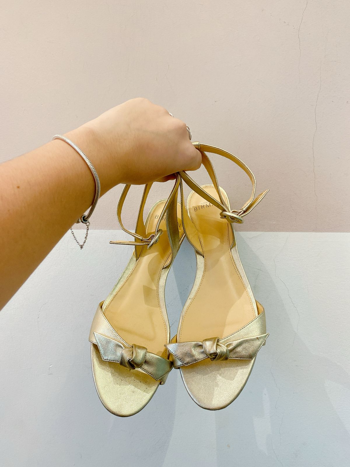 Sandália dourada Alexandre Birman 36