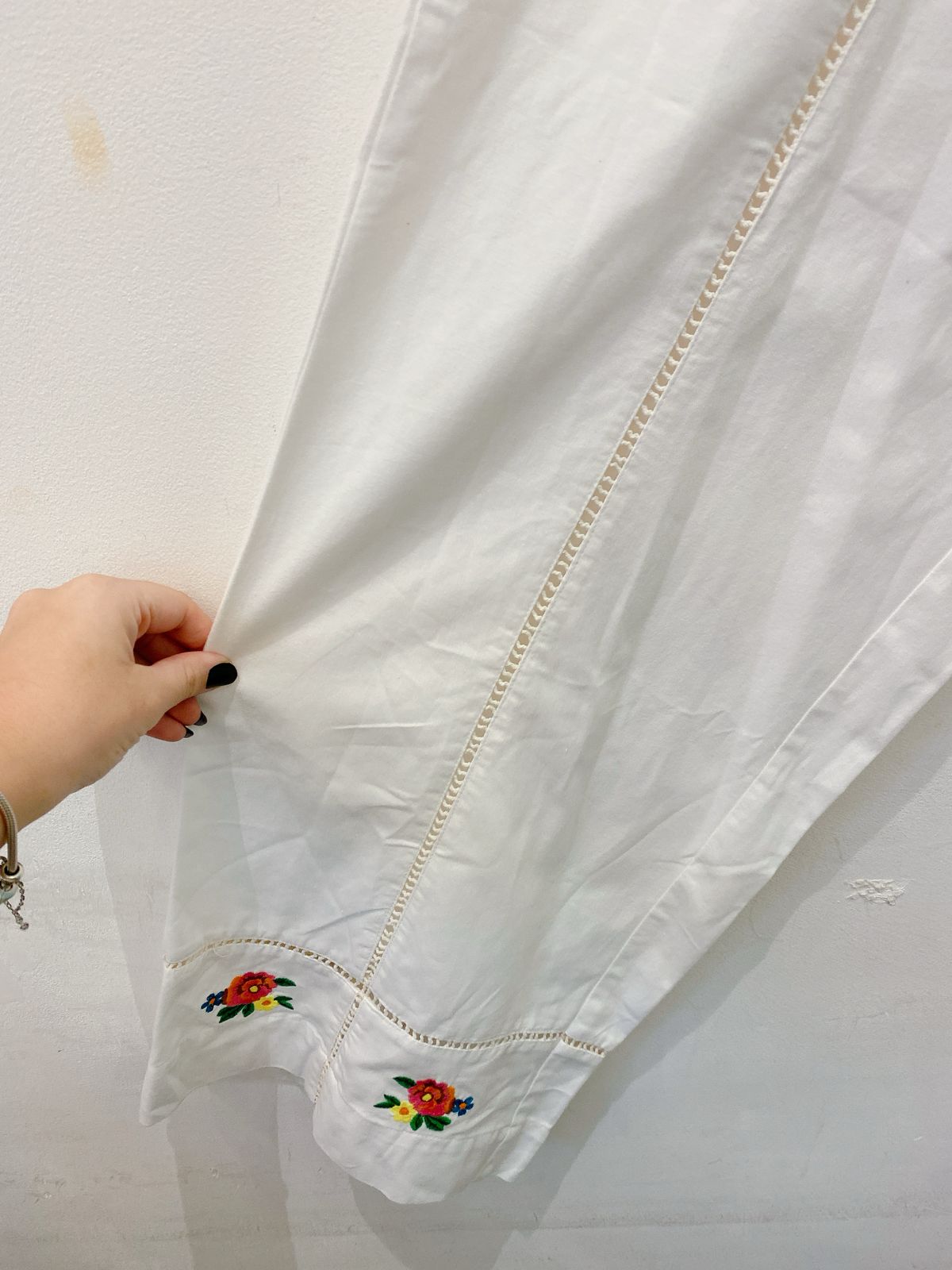 Calça off white bordada Peepou M