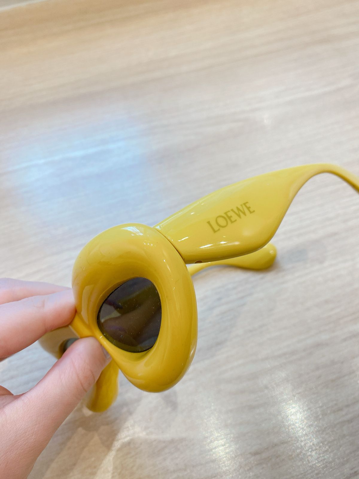 Óculos amarelo Loewe