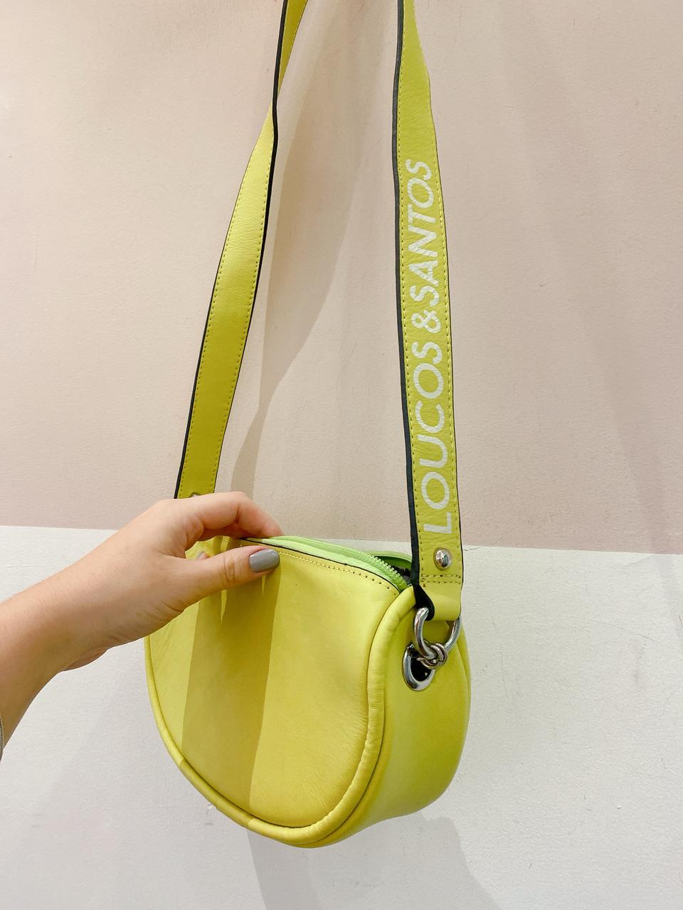 Bolsinha couro tiracolo lima Loucos e Santos