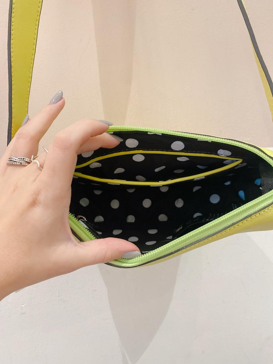 Bolsinha couro tiracolo lima Loucos e Santos