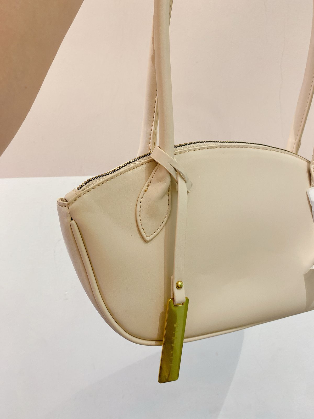 Bolsinha bege baguete C&A