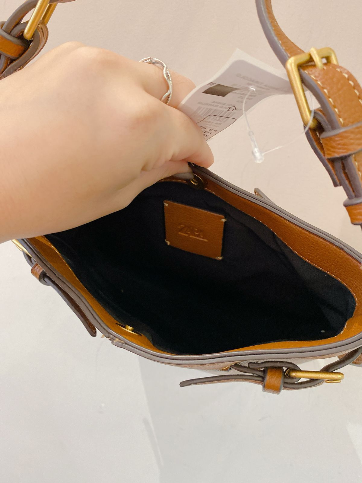 Bolsinha tiracolo marrom Zara