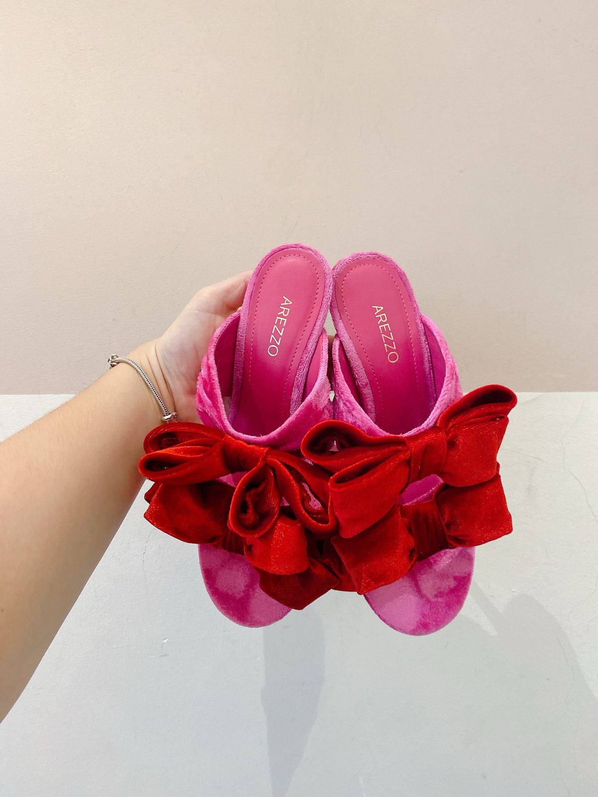 Sandália veludo laços vermelhos Arezzo 34