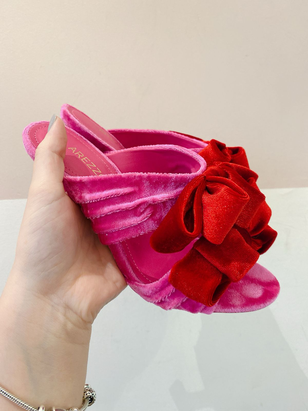 Sandália veludo laços vermelhos Arezzo 34