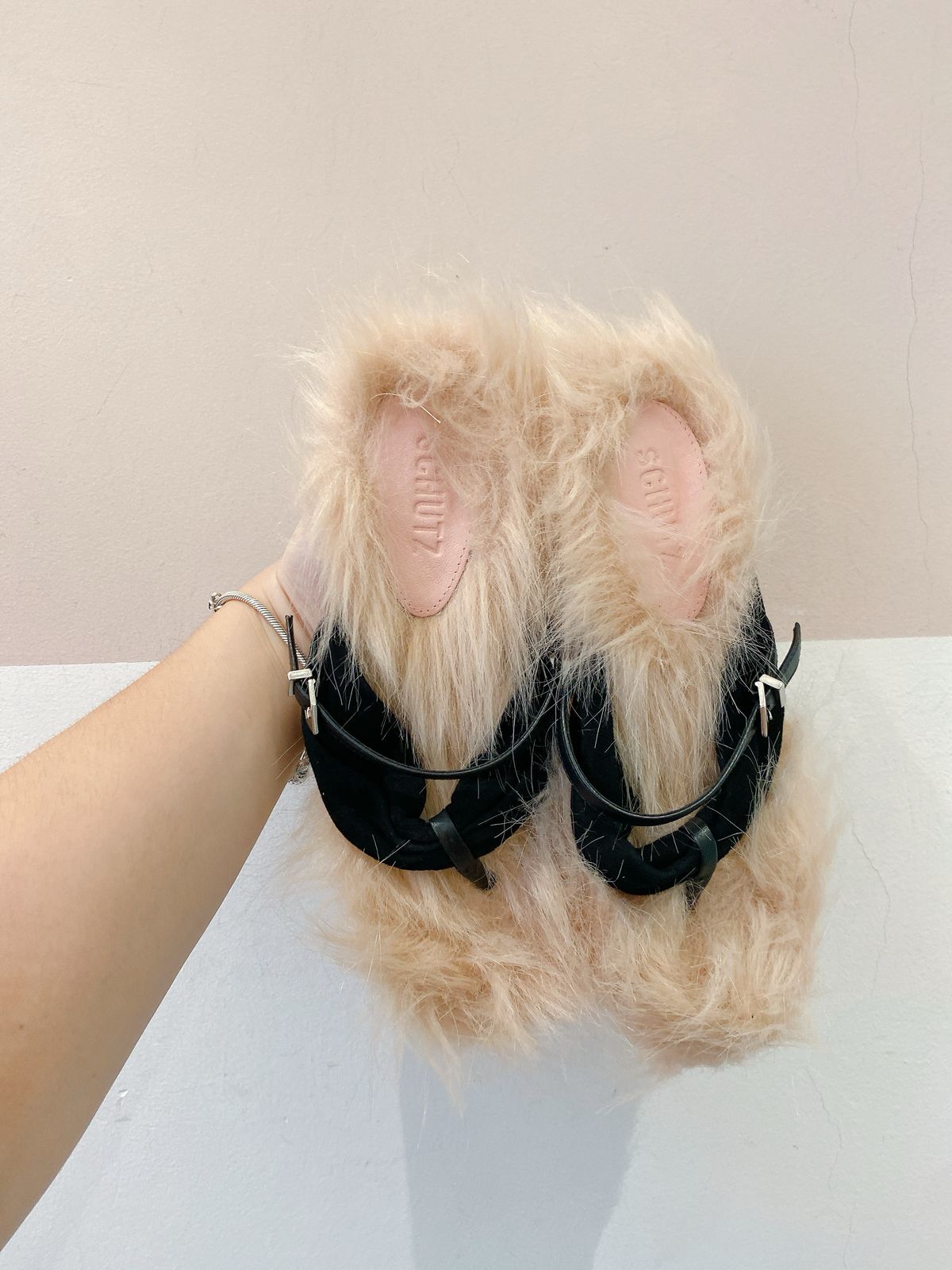 Sandália pêlos alças pretas Schutz 35