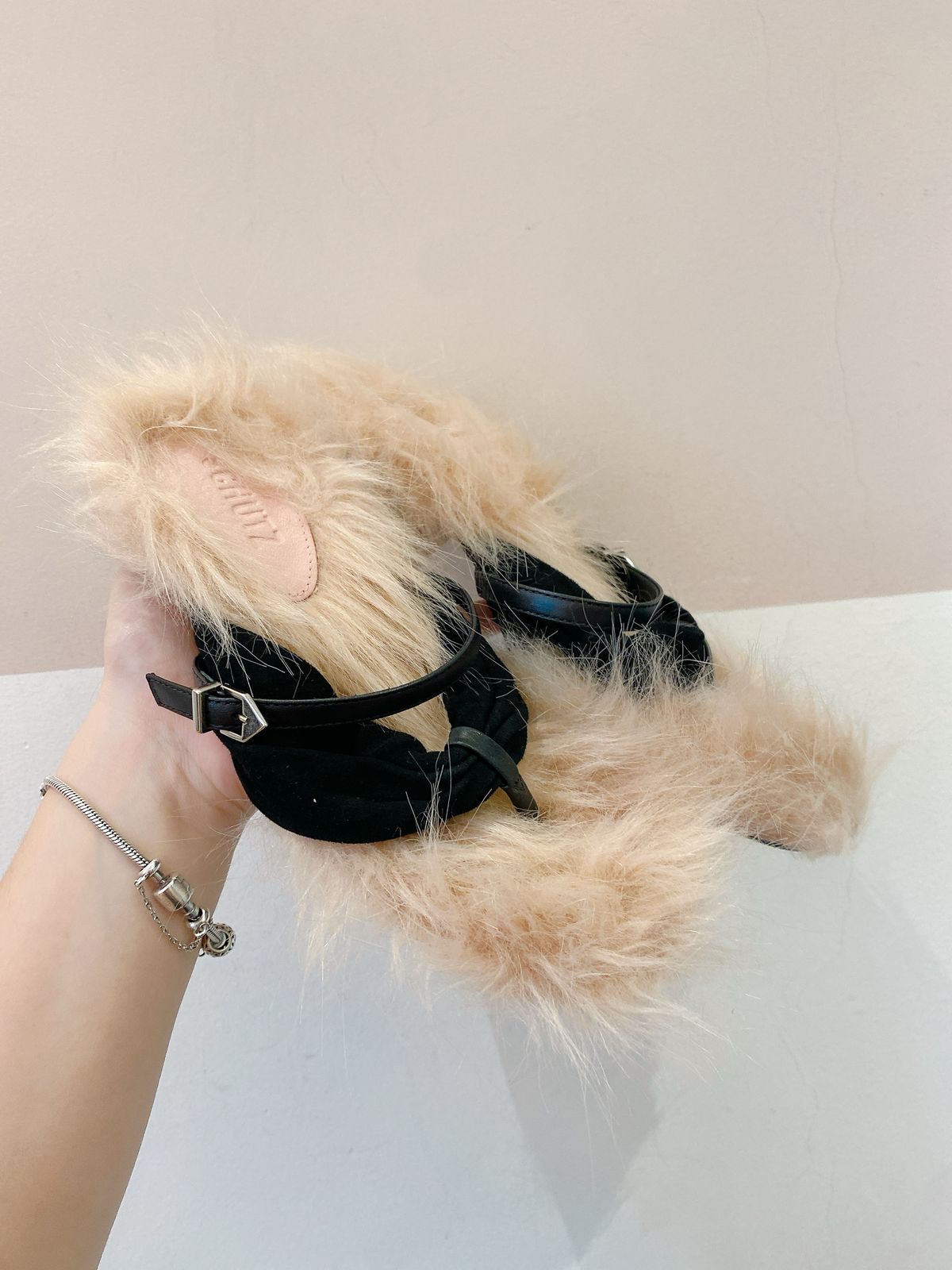 Sandália pêlos alças pretas Schutz 35