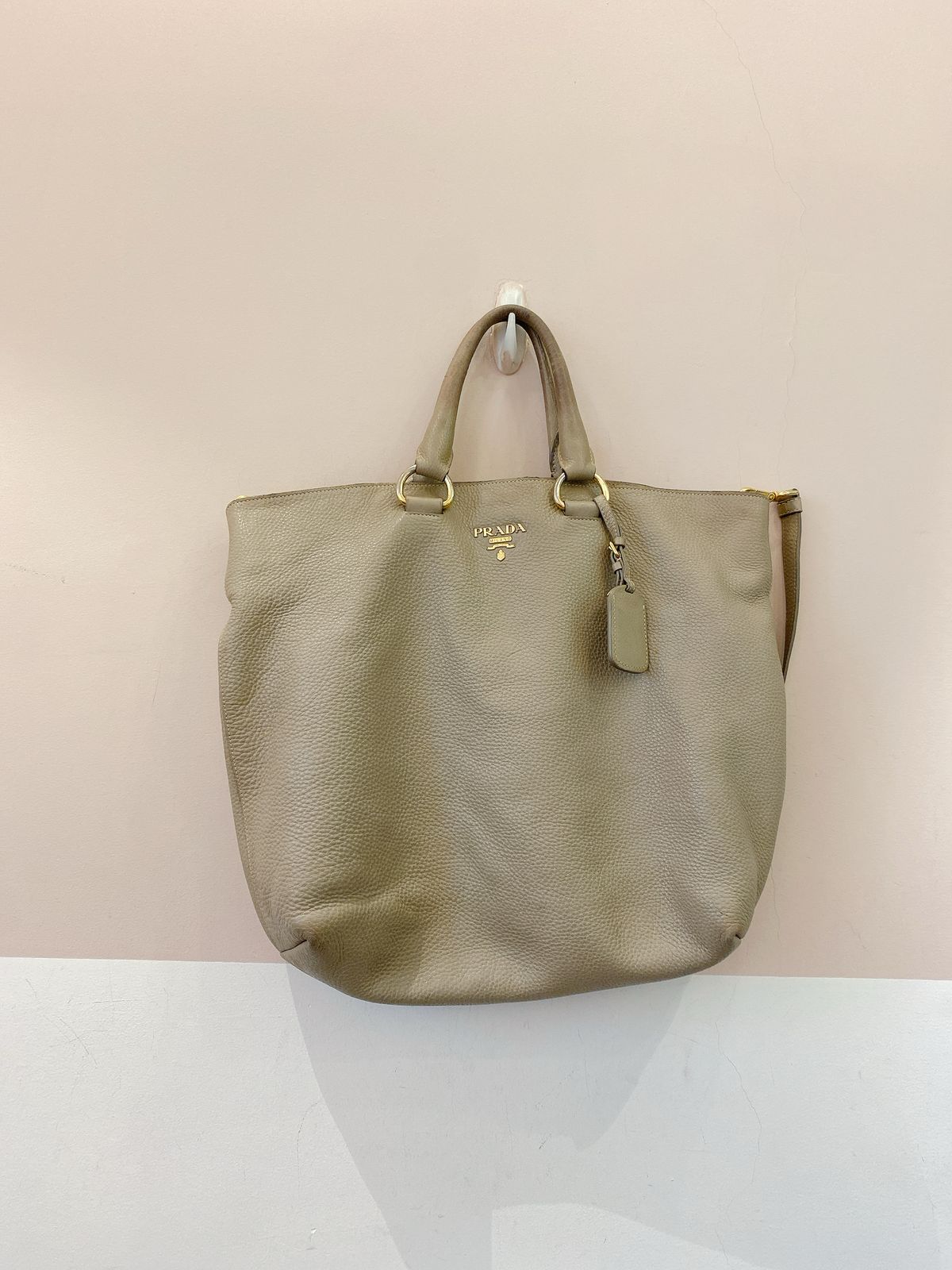 Bolsa cinza grande Prada