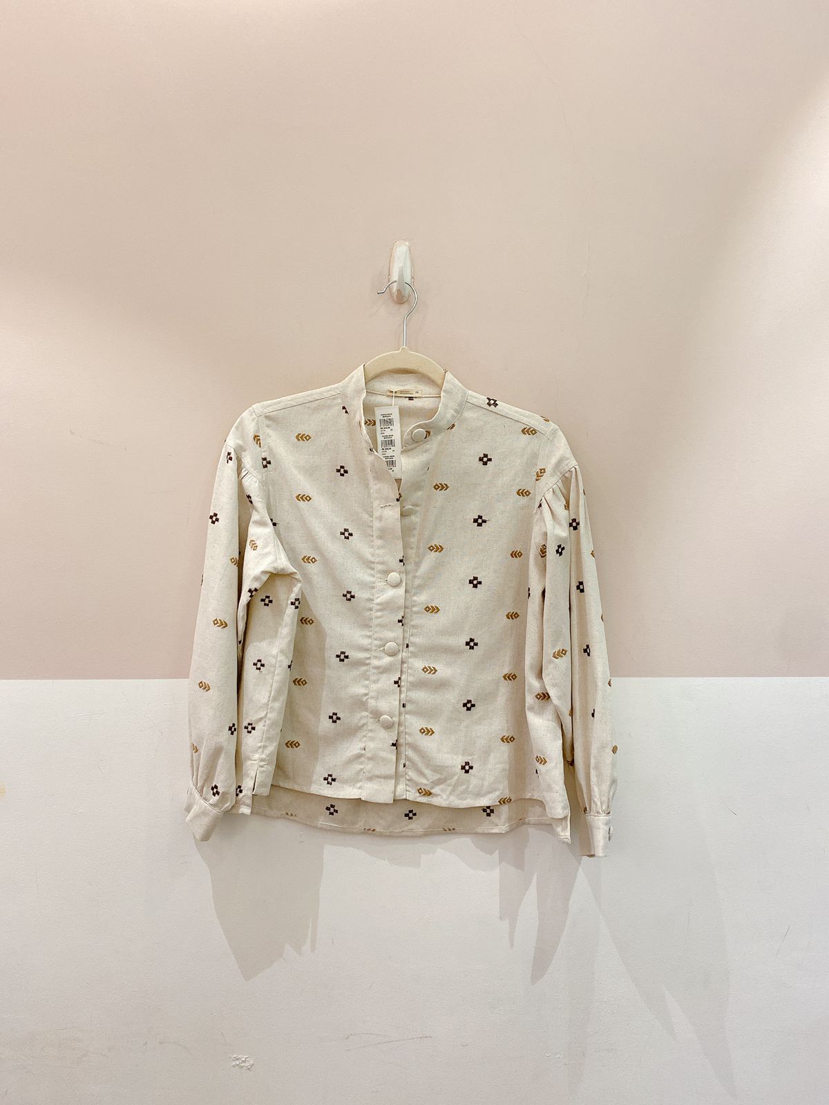 Camisa bege bordada Onni M