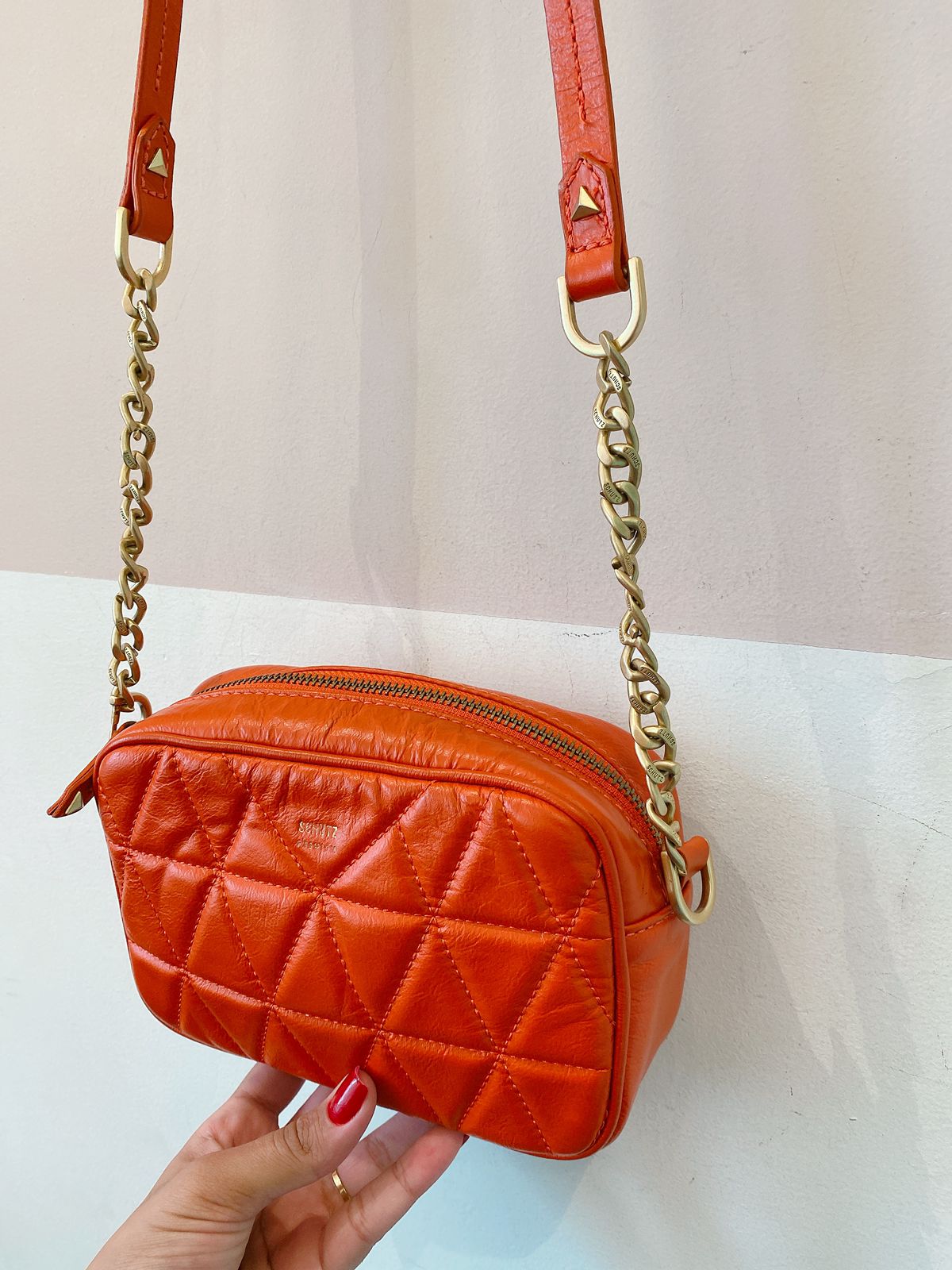 Bolsa tiracolo matelassê laranja Schutz