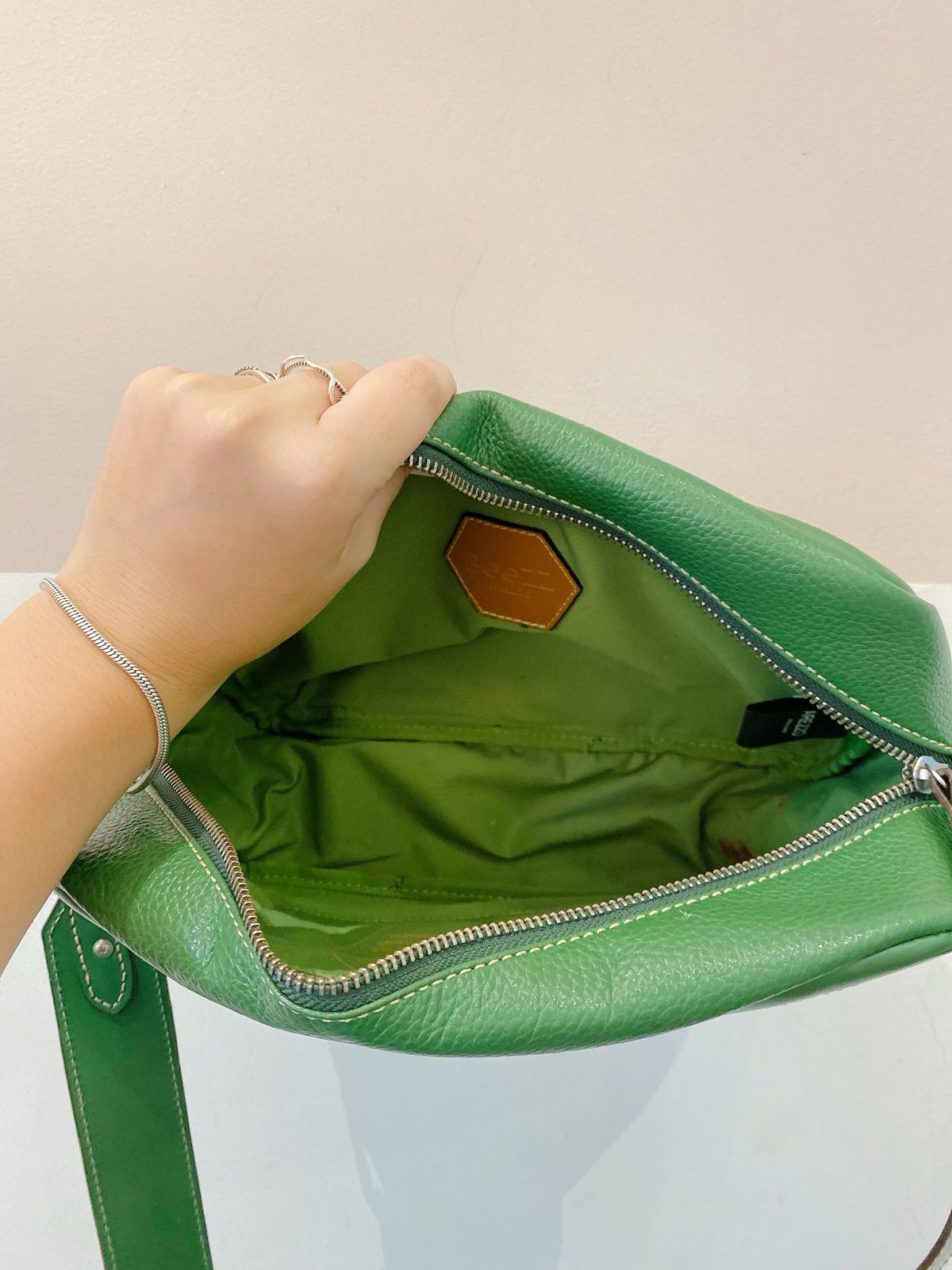 Bolsa verde média couro Arezzo