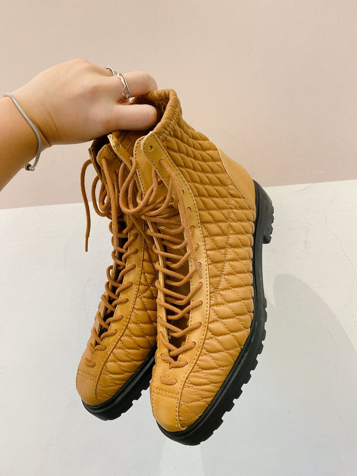 Bota caramelo matelassê Schutz 35