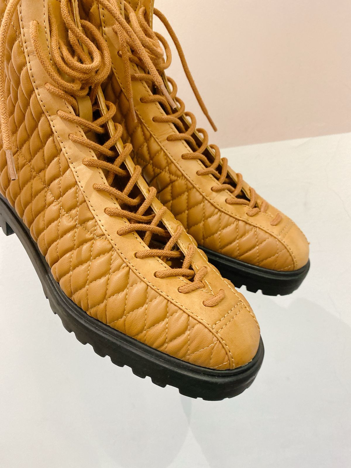 Bota caramelo matelassê Schutz 35