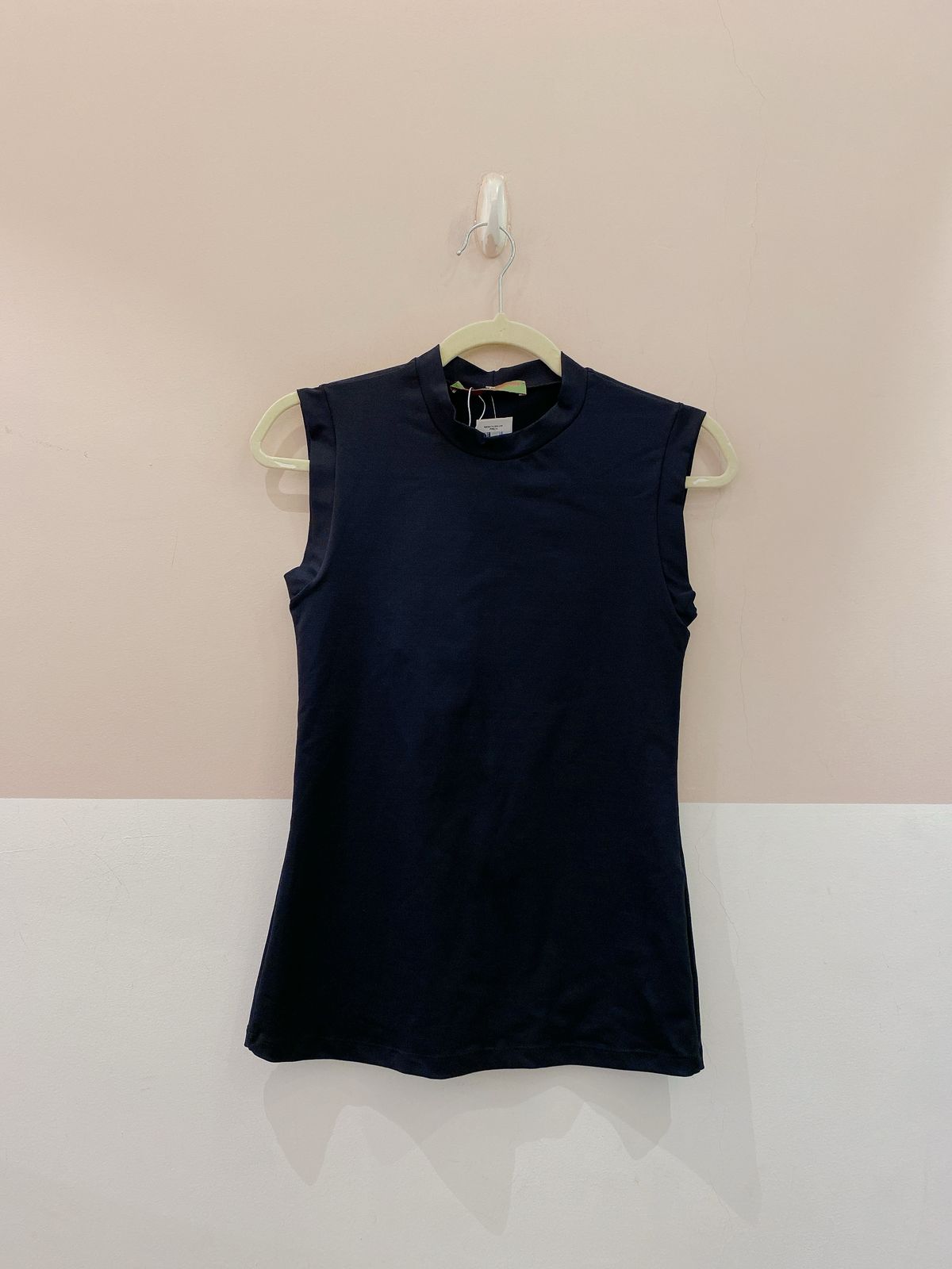 Regata gola malha preta Eugênia Sanson M