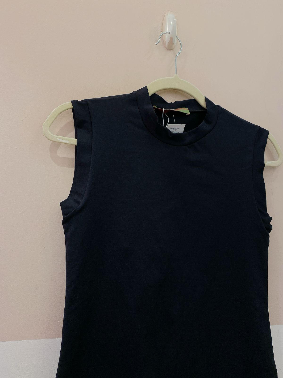 Regata gola malha preta Eugênia Sanson M