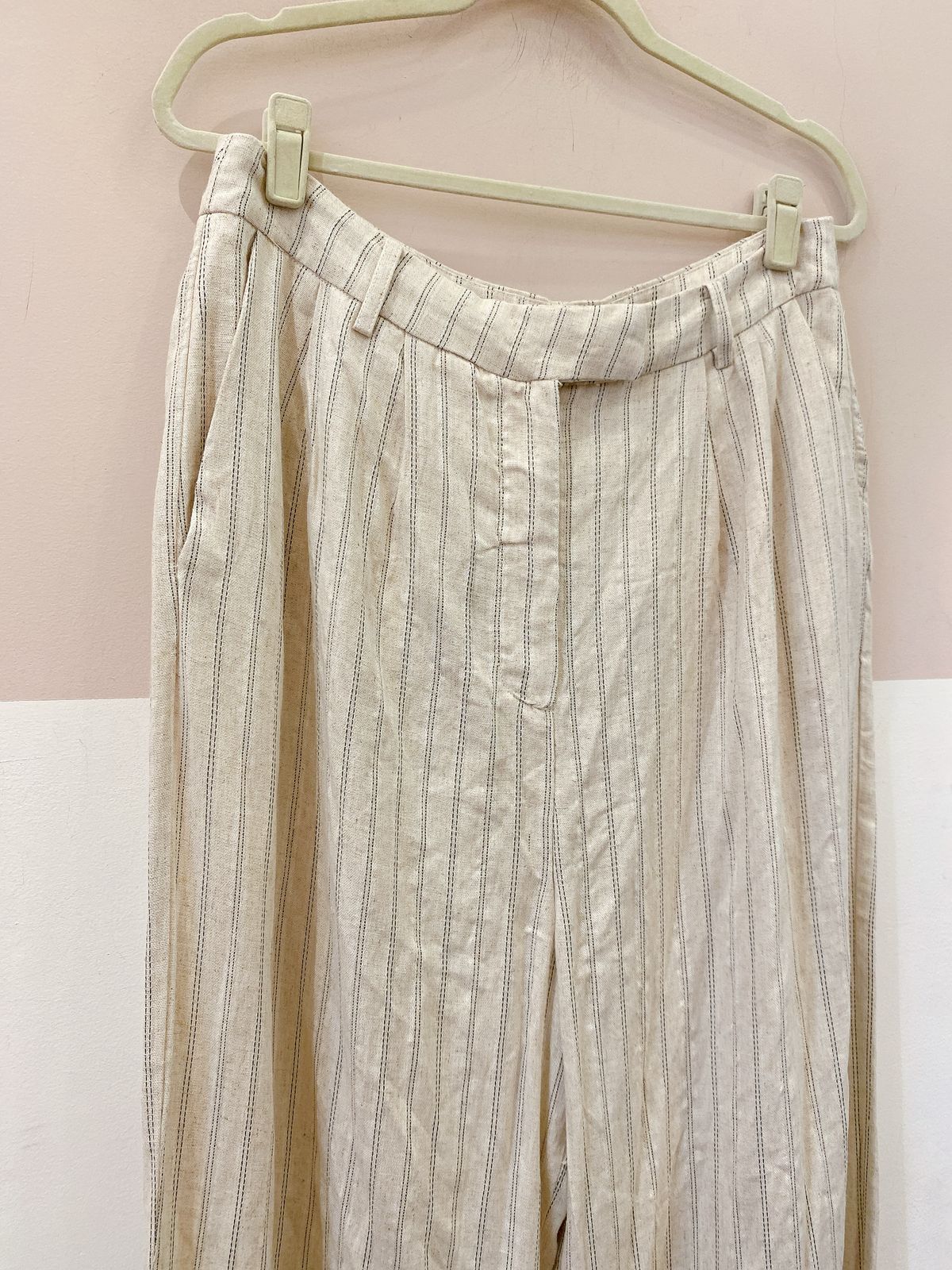 Calça areia listrada By Nv 38