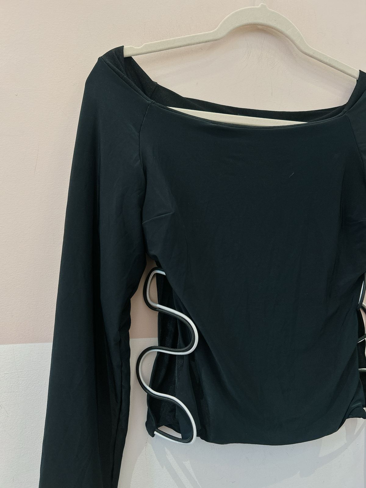 Blusa preta detalhes laterais Nuh PP