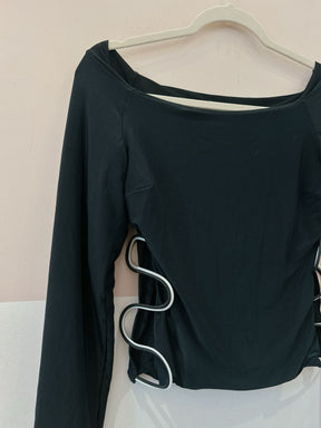 Blusa preta detalhes laterais Nuh PP