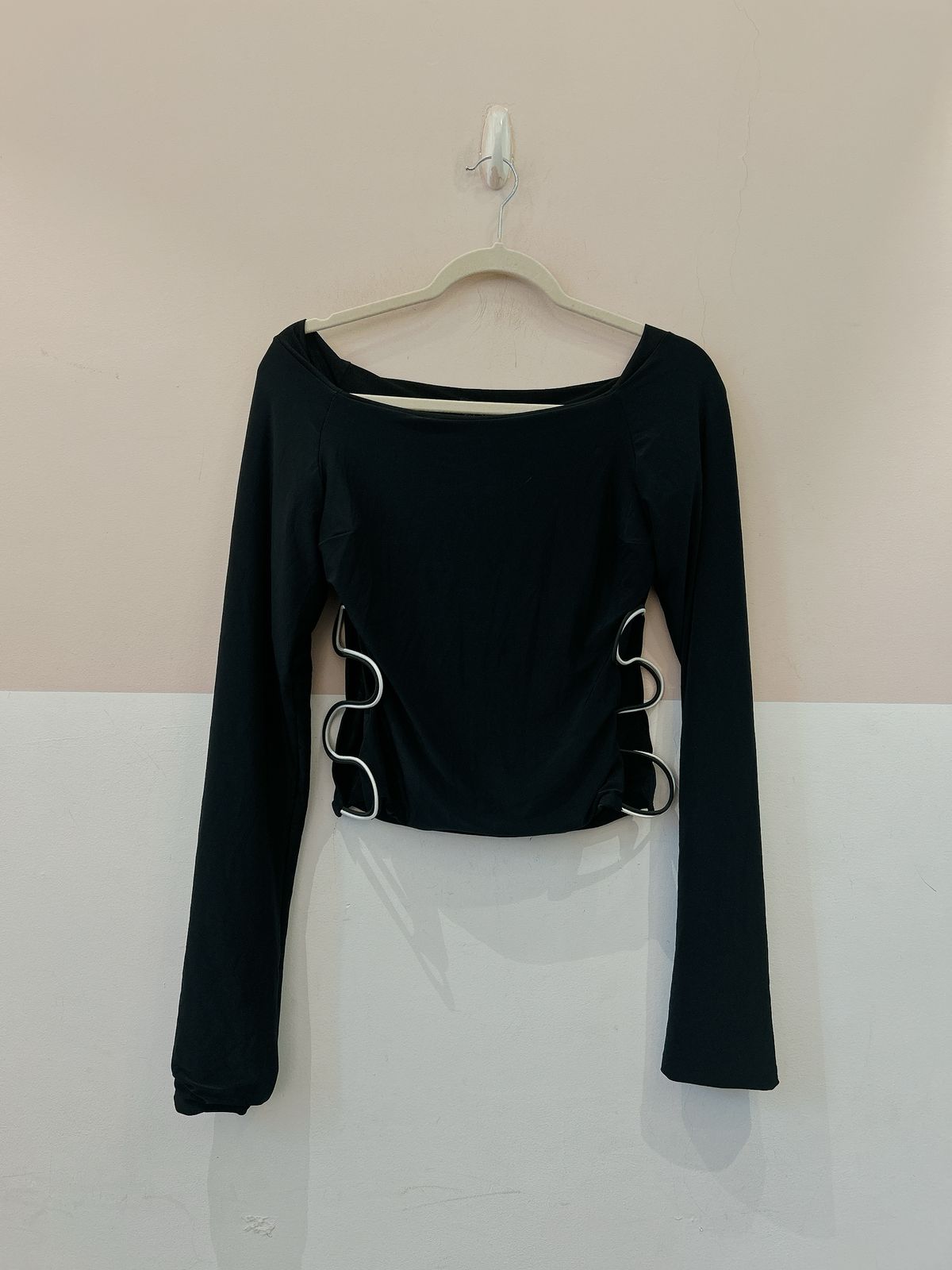 Blusa preta detalhes laterais Nuh PP