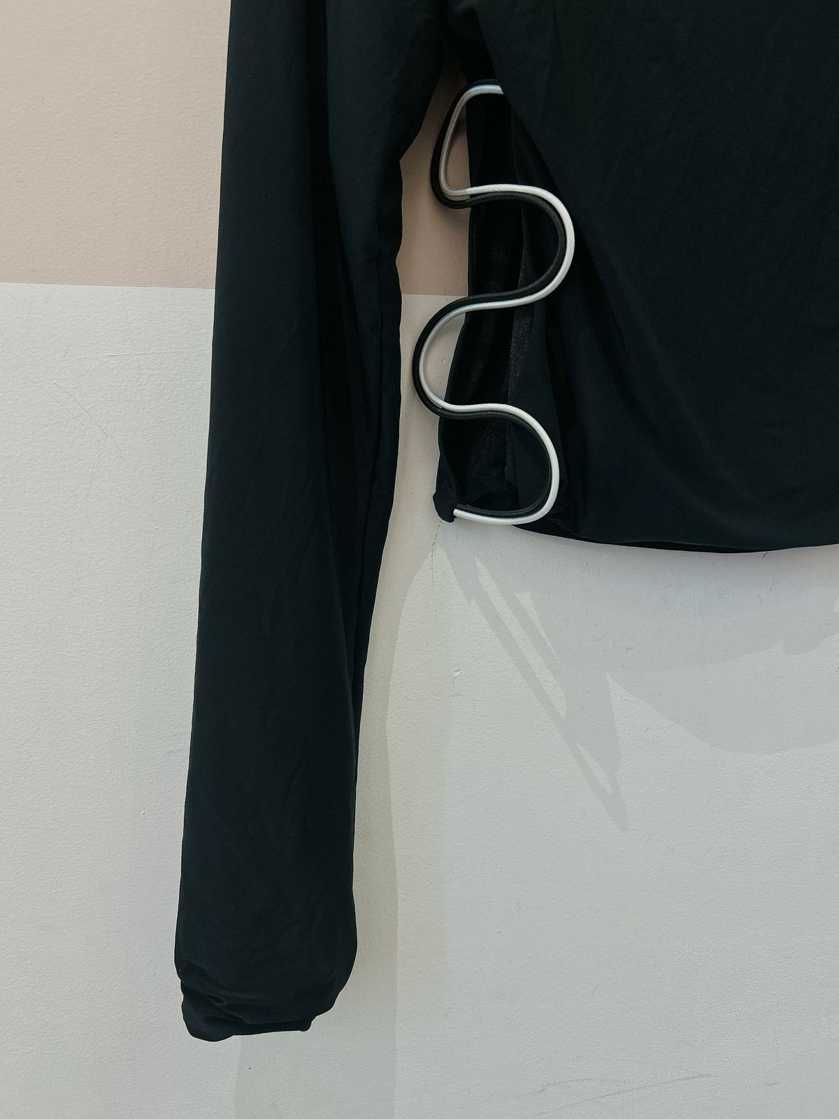 Blusa preta detalhes laterais Nuh PP