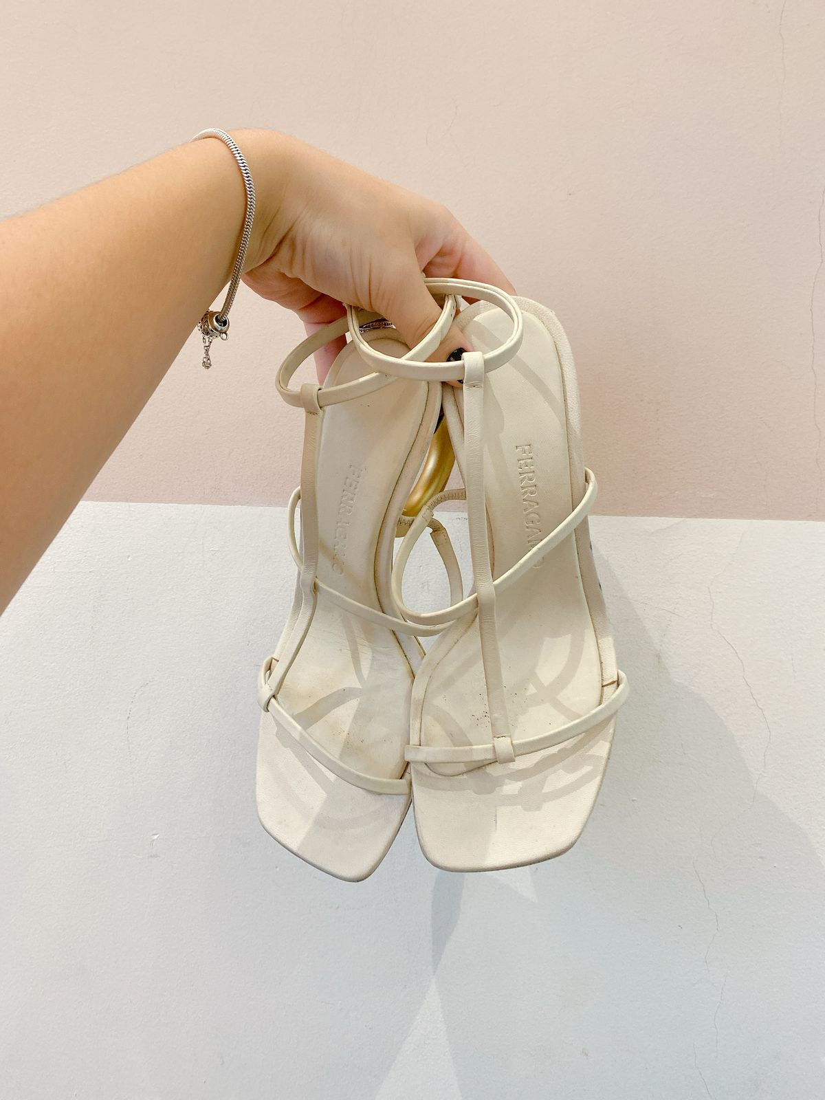 Sandália off white Ferragamo 37