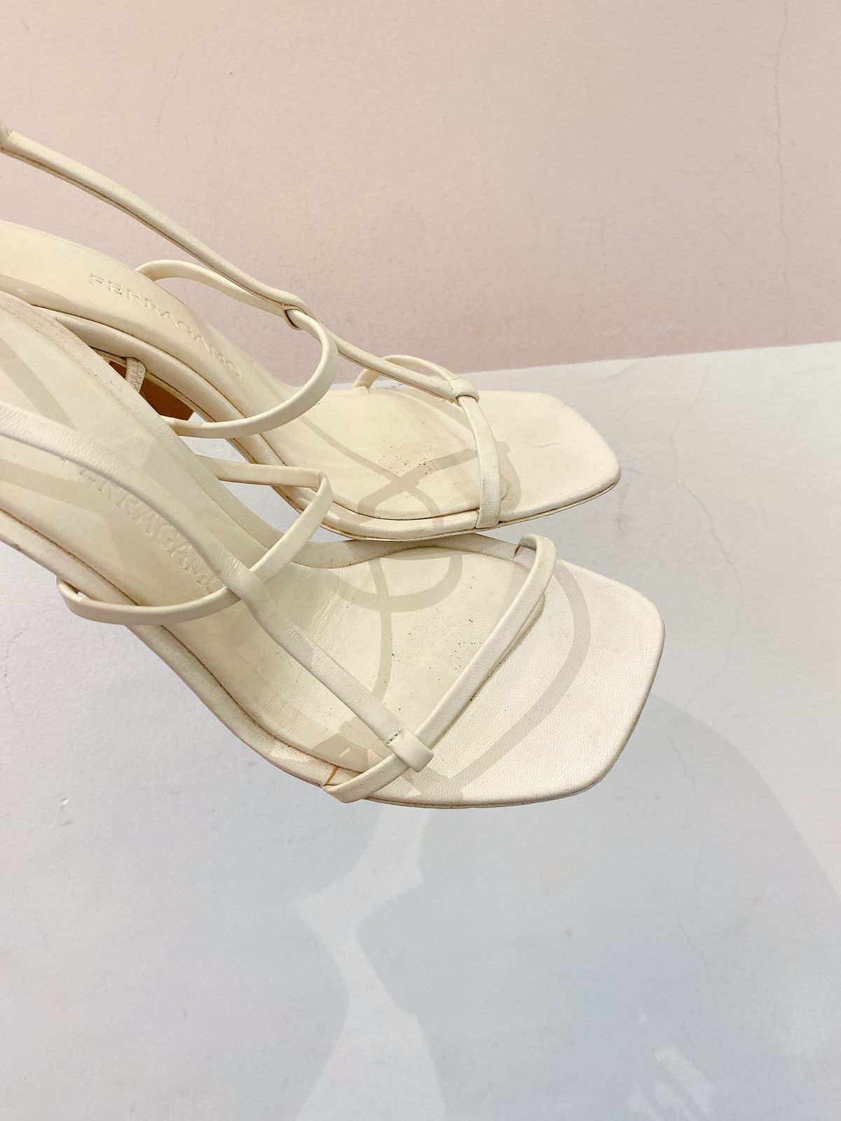 Sandália off white Ferragamo 37
