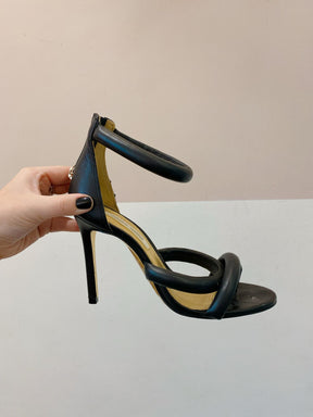 Sandália preta Carol Bassi 39