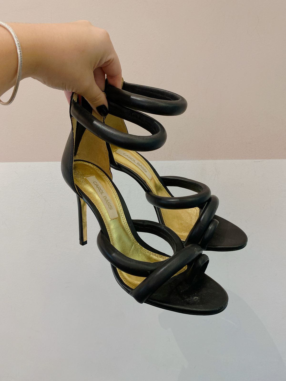 Sandália preta Carol Bassi 39