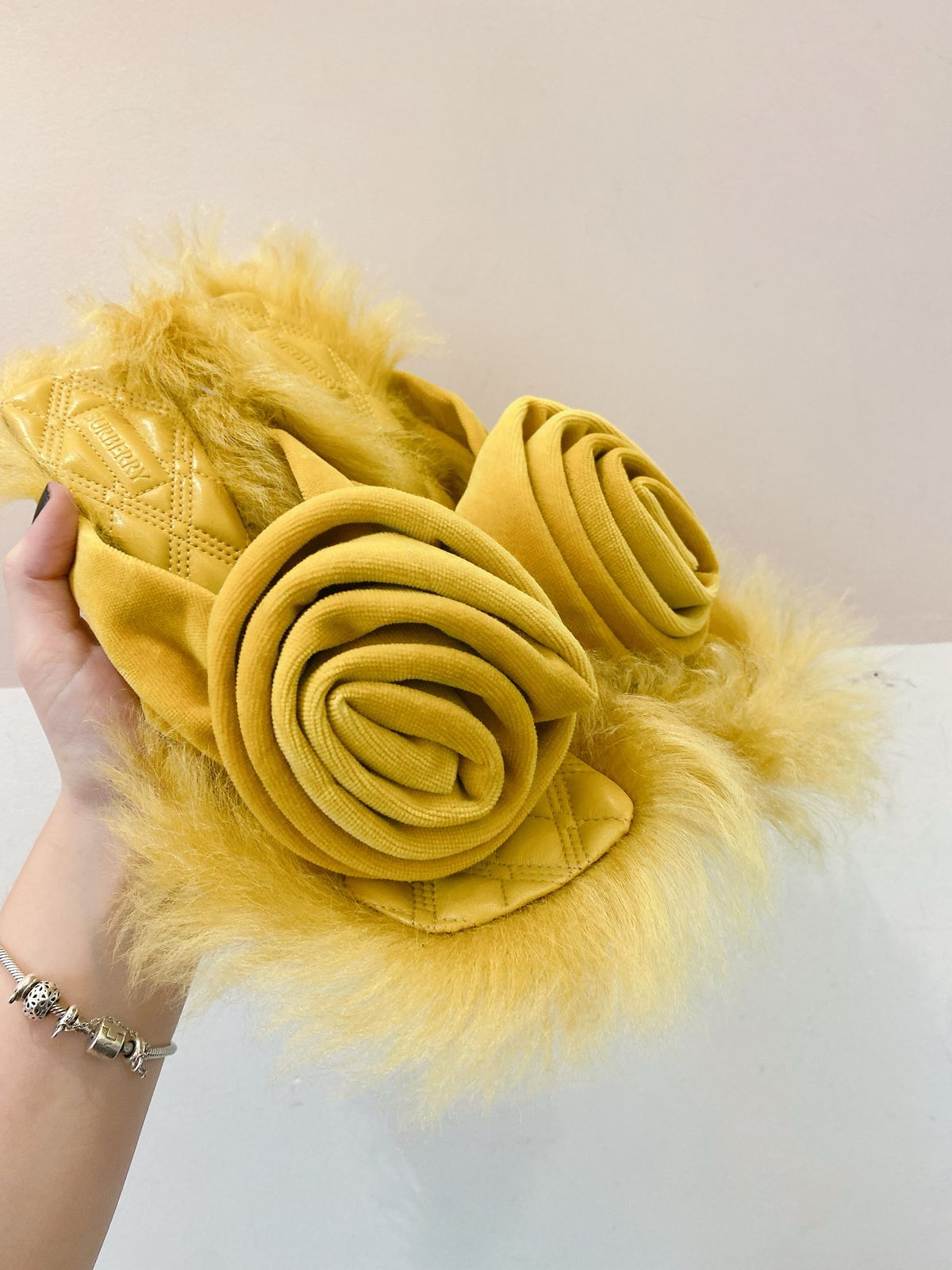 Sandália mostarda flor Burberry 37