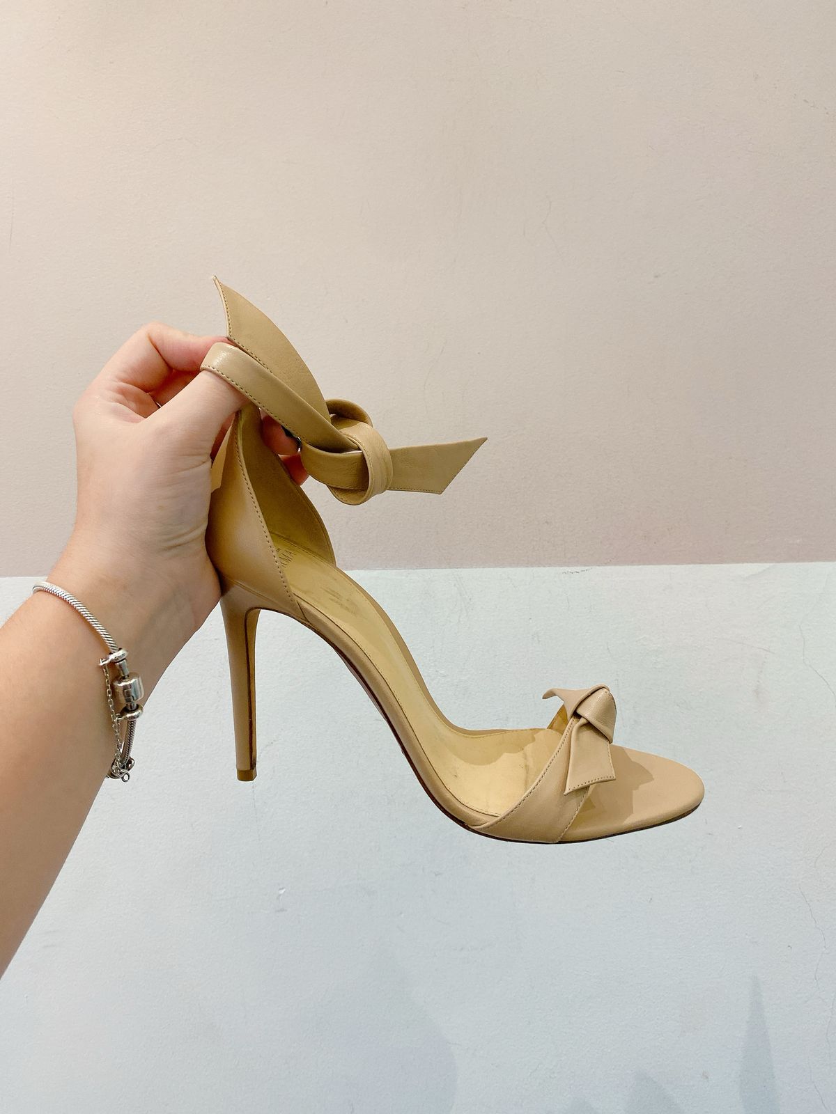 Sandália salto bege lacinho Alexandre Birman 37