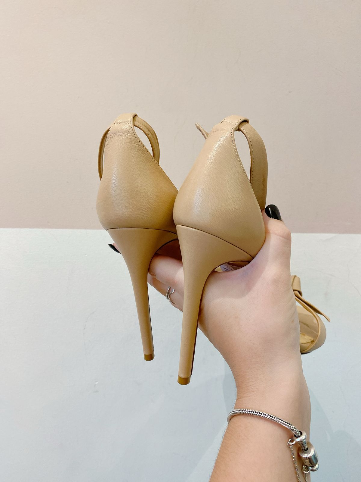 Sandália salto bege lacinho Alexandre Birman 37