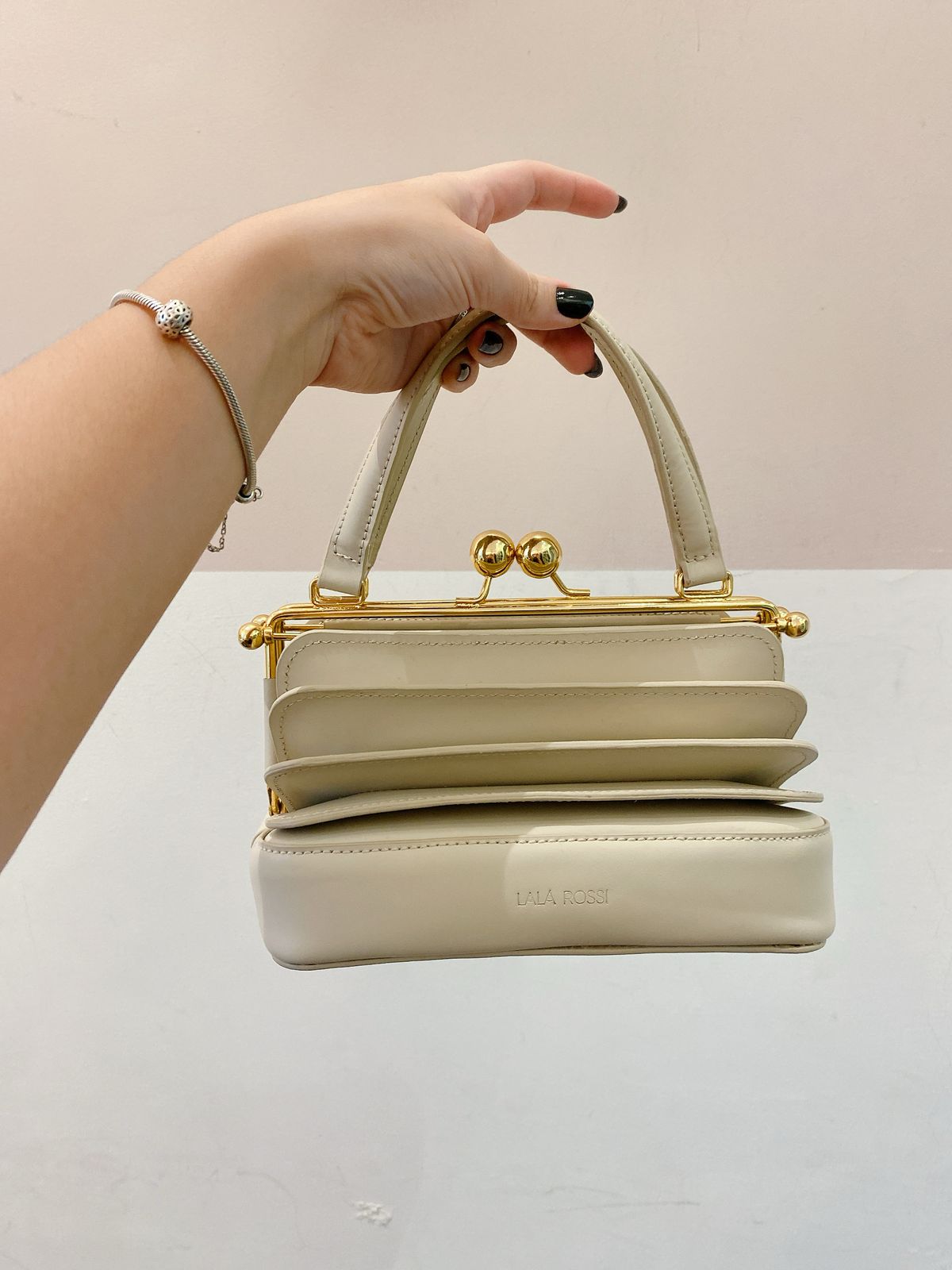 Bolsa bege sanfonada Lala Rossi