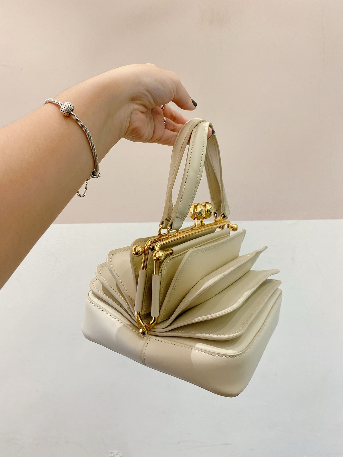 Bolsa bege sanfonada Lala Rossi