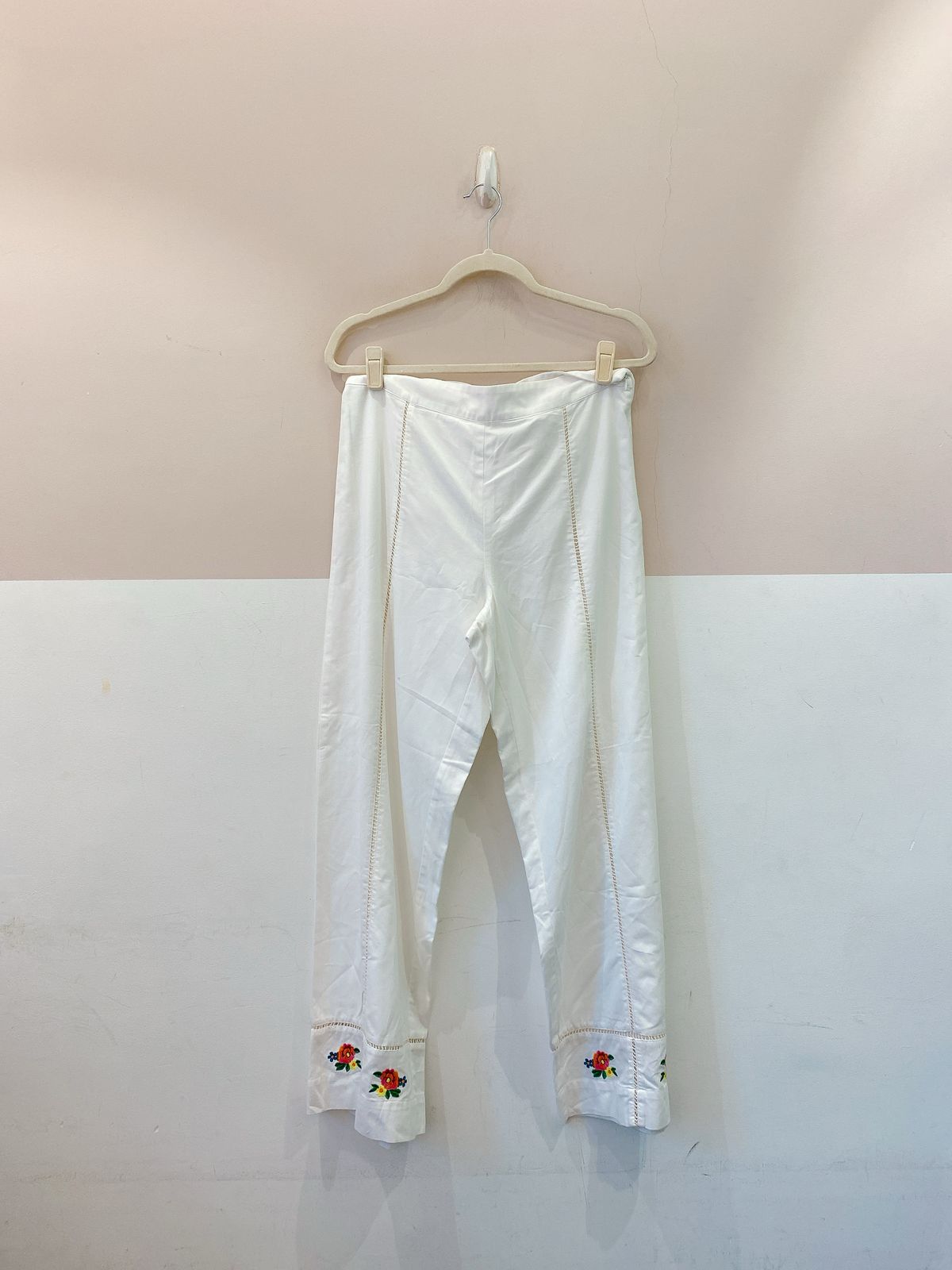 Calça off white bordada Peepou M