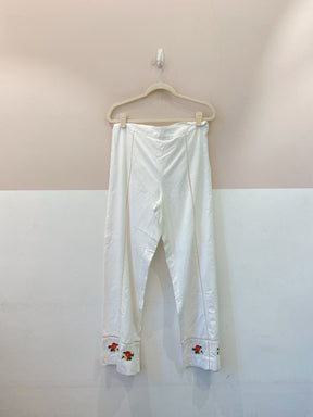 Calça off white bordada Peepou M