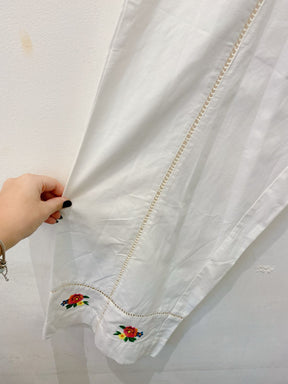 Calça off white bordada Peepou M