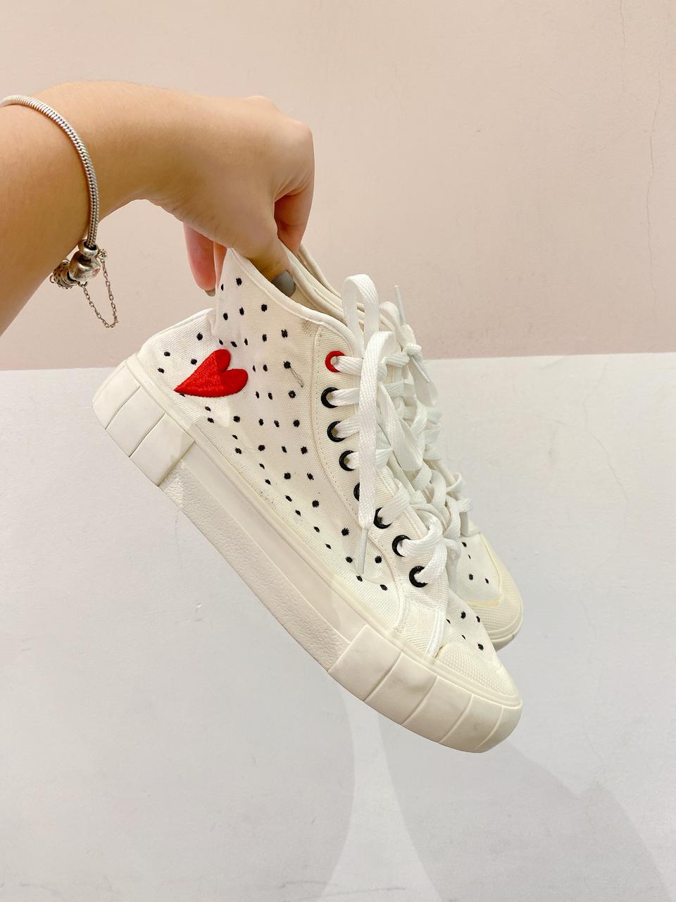 Tênis cano alto off bordado Arezzo 37