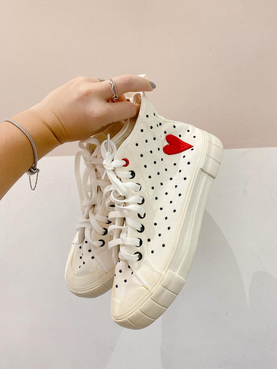 Tênis cano alto off bordado Arezzo 37